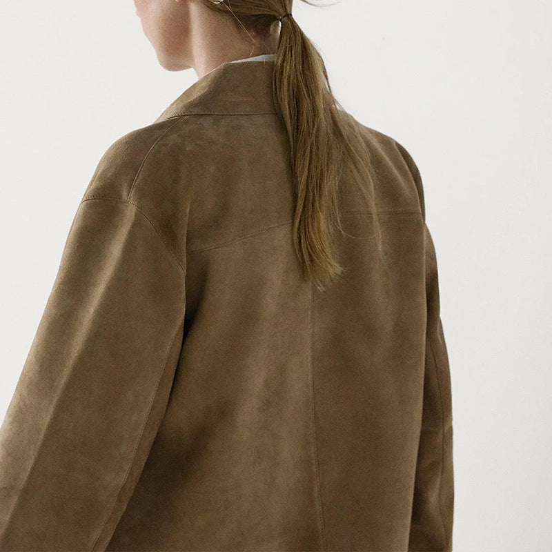 Veste courte féminine à la mode avec poches poitrine pratiques et boutons cousus Chic & Stil