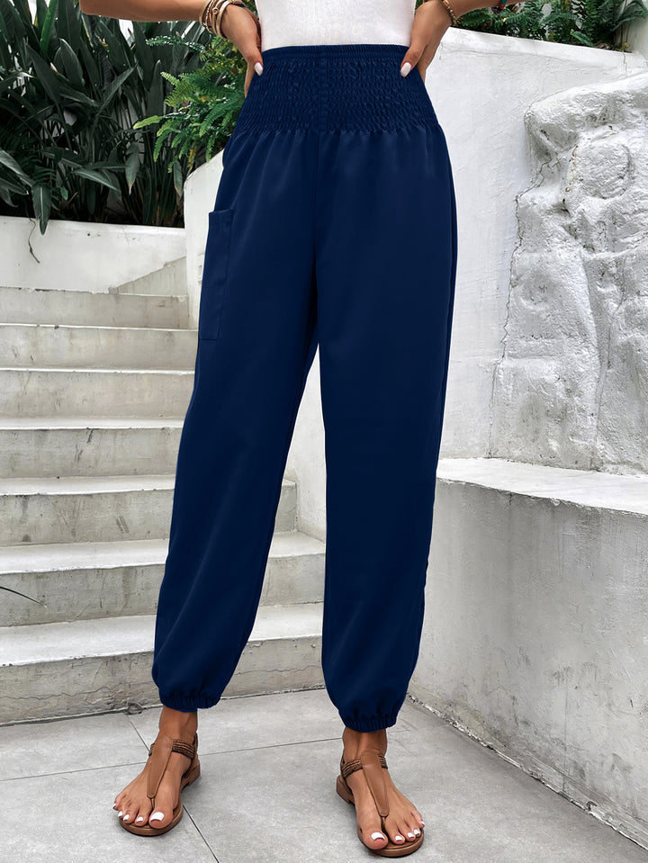 High-waisted leisure trousers for women with elastic waist and practical side pockets Lune London