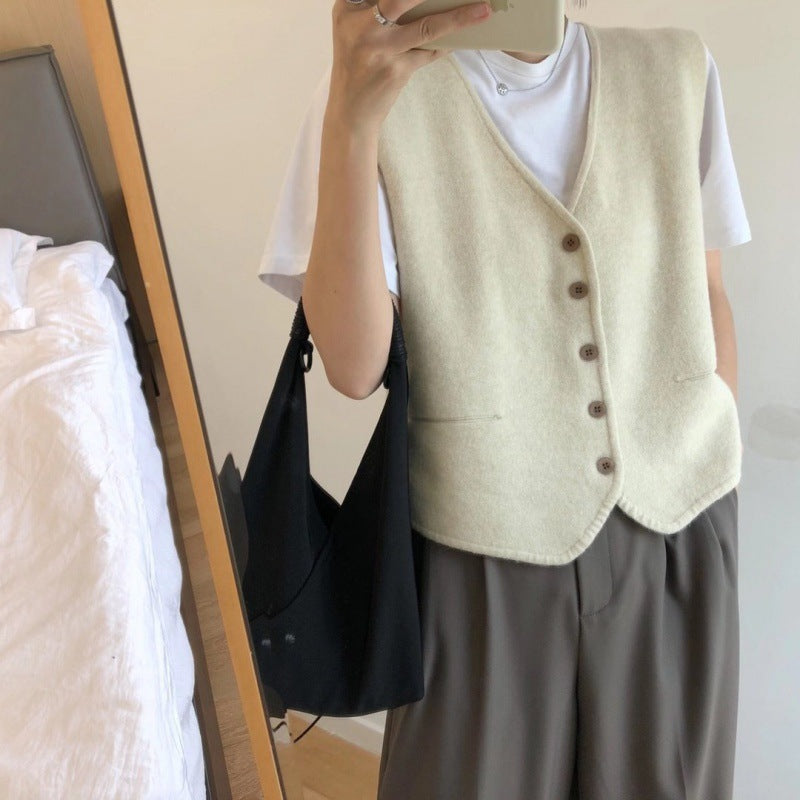 Gilet tricoté pour femmes avec patte de boutonnage élégante et matériau fin Chic & Stil
