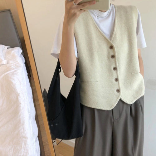 Gilet tricoté pour femmes avec patte de boutonnage élégante et matériau fin Chic & Stil