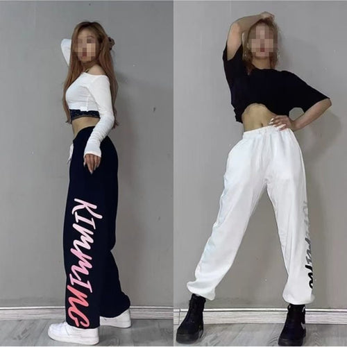 Women's loose sport jogging pants with elastic waistband and modern lettering Chic & Stil