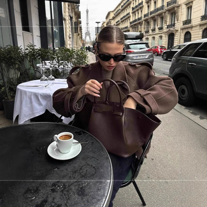 Elegant and versatile wool coat for women with double-breasted buttons and wide collar Lune London