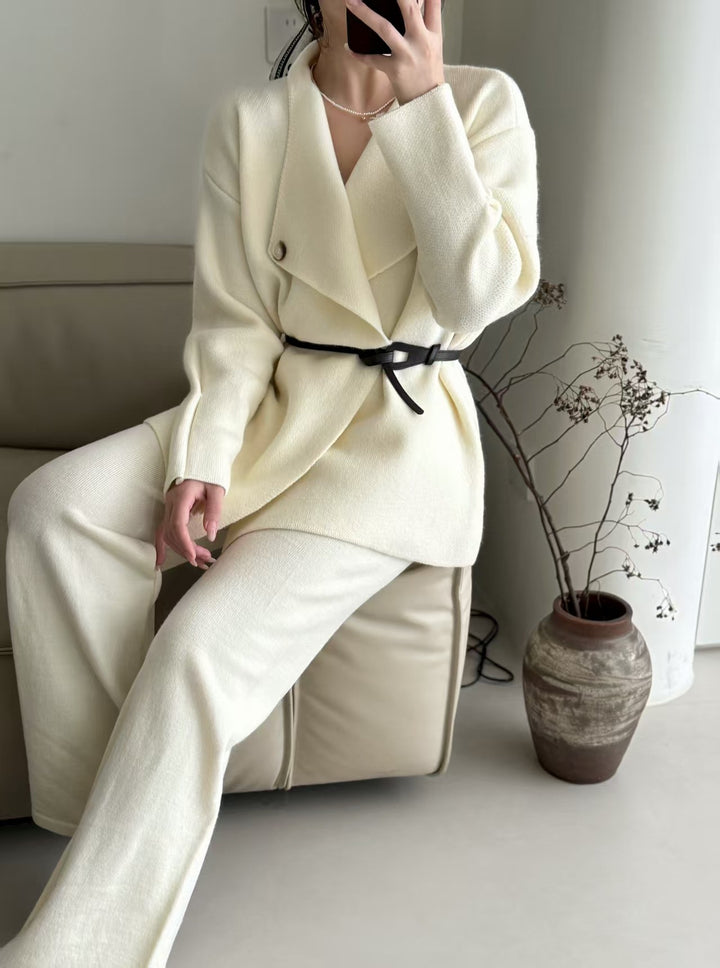 Blazer élégant pour femmes avec ceinture ajustée et texture fine Chic & Stil