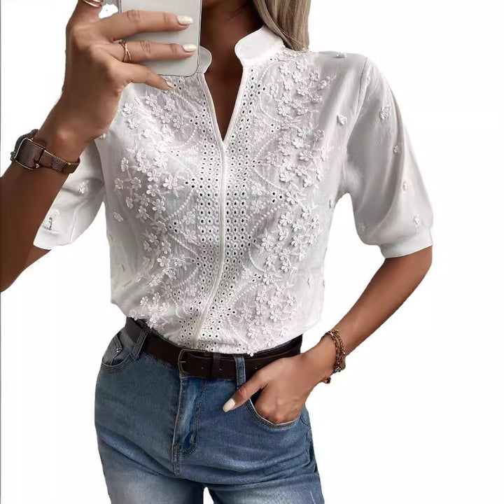 Blouse brodée pour femmes avec col haut et détails délicats Chic & Stil