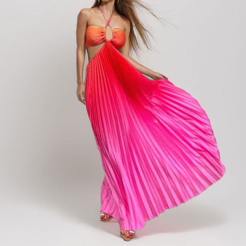 Robe maxi plissée élégante pour femme avec décolleté plongeant et détails découpés Chic & Stil