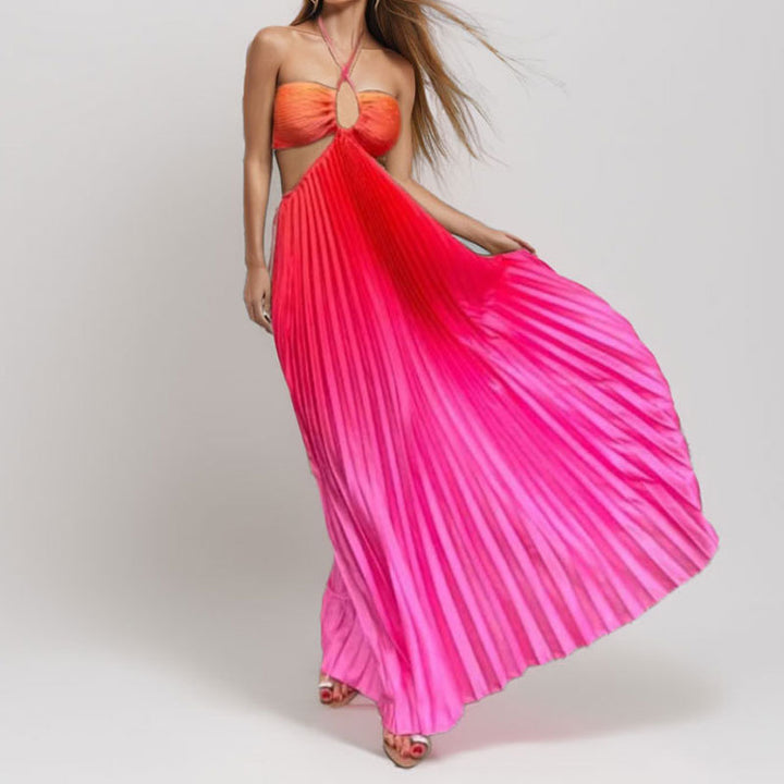 Robe maxi plissée élégante pour femme avec décolleté plongeant et détails découpés Chic & Stil