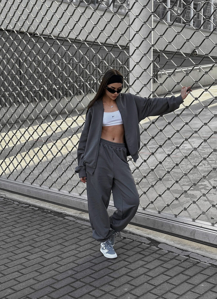 Casual outfit for women with wide pants and sporty jacket Lune London