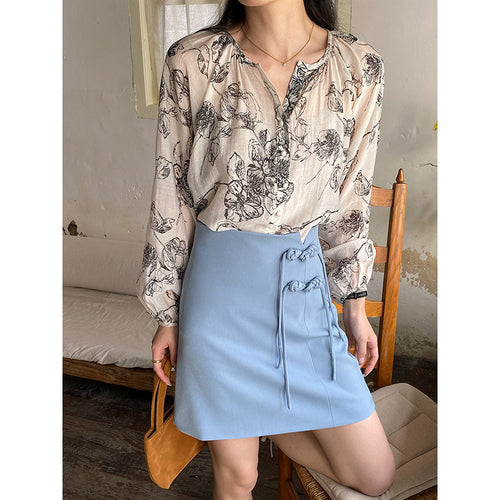 Women's blouse with floral pattern and button details Chic & Stil