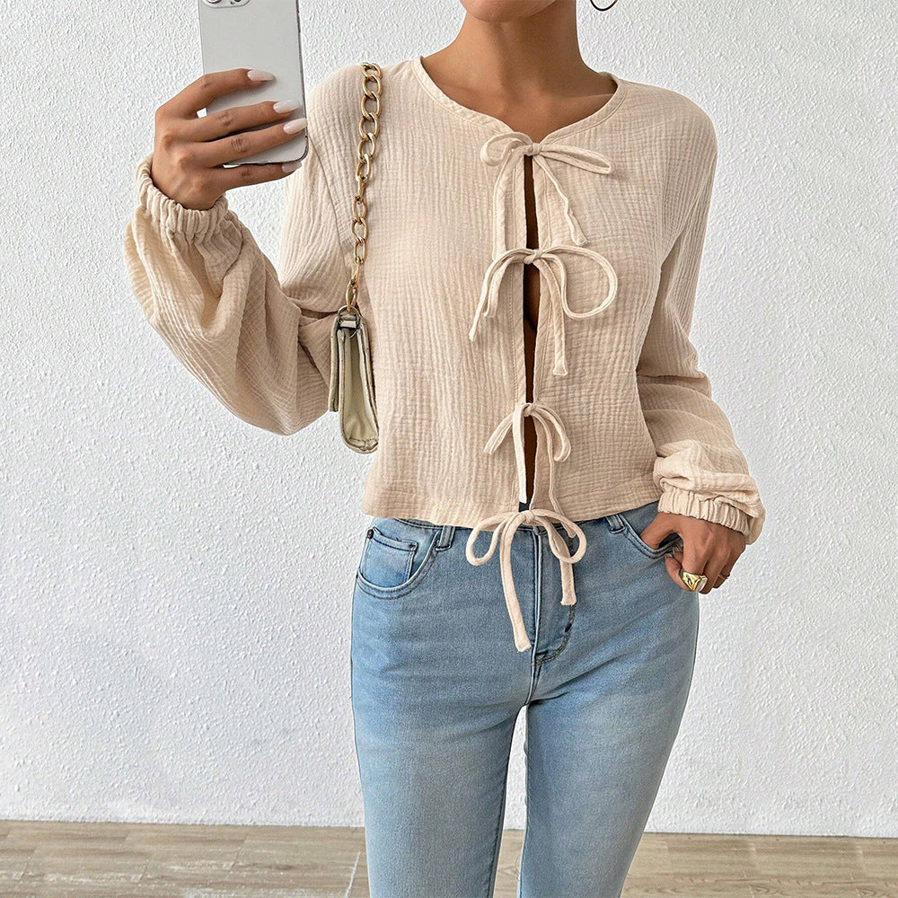 Blouse courte pour femmes avec des détails de lacets sophistiqués Chic & Stil