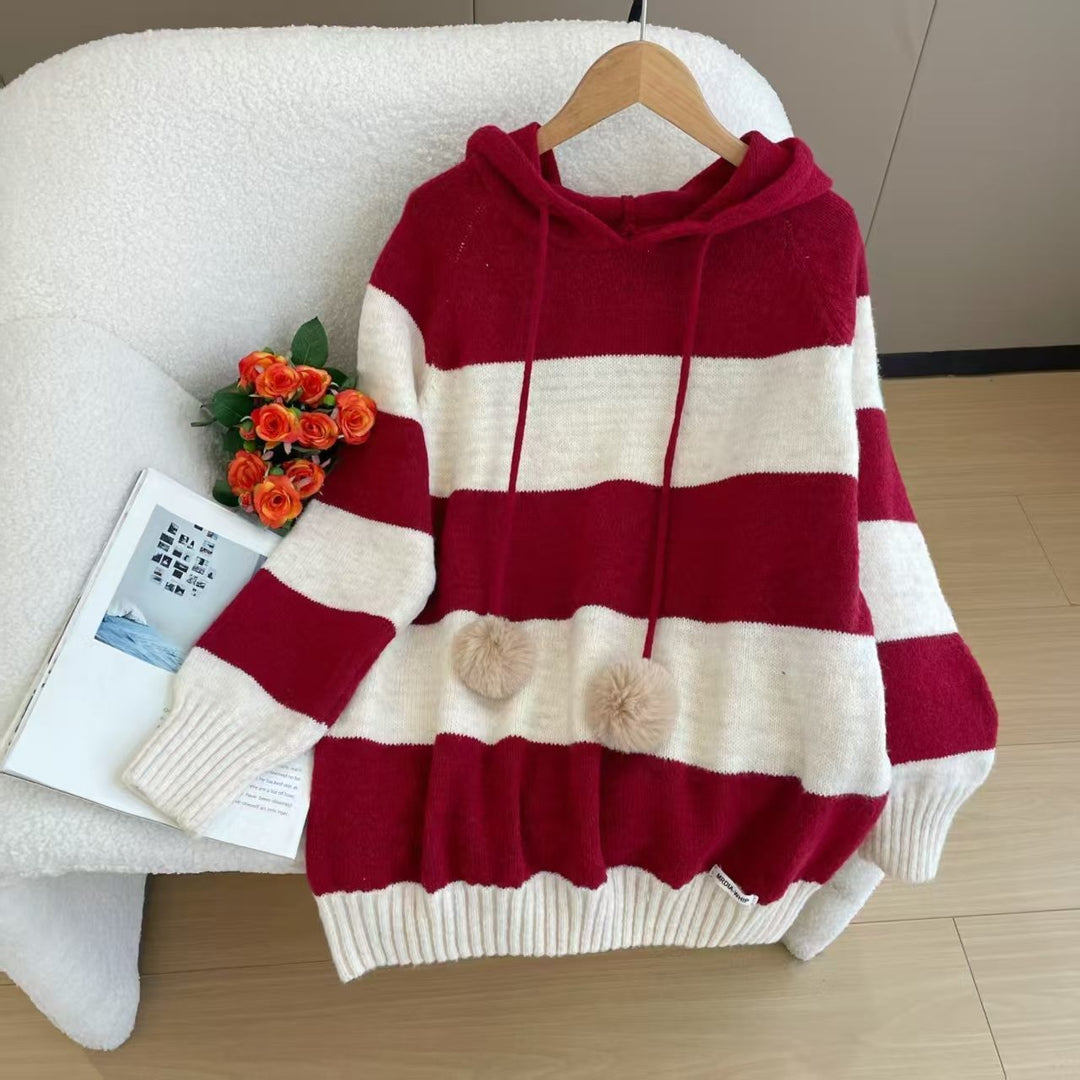 Haut de pyjama pour femmes en tissu confortable avec un design rayé et un pompon tendance.
