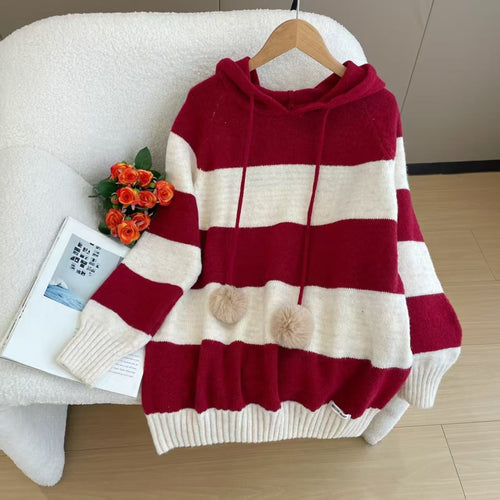 Haut de pyjama pour femmes en tissu confortable avec un design rayé et un pompon tendance.