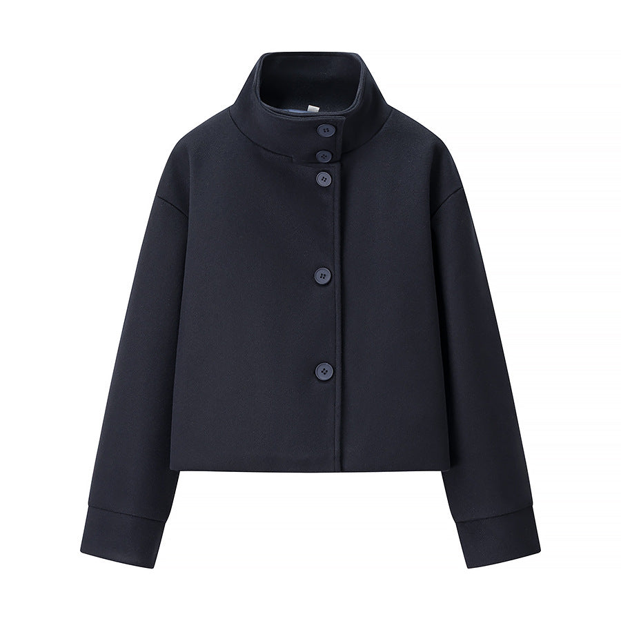 Veste courte de transition pour femme avec col haut et détails décoratifs en boutons Chic & Stil
