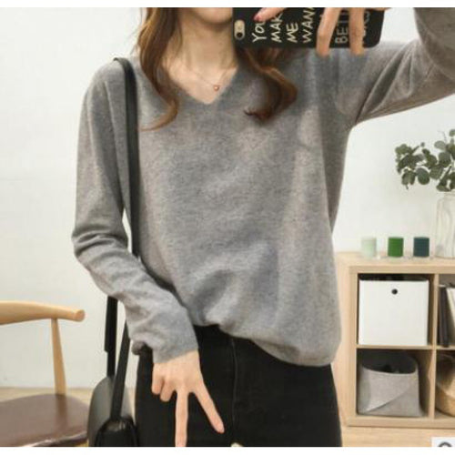 Pull féminin à col en V avec une coupe décontractée et des matériaux doux Chic & Stil