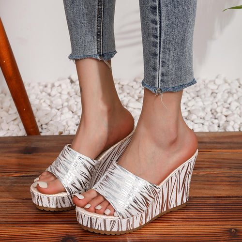 Wedge sandals for women with an elegant geometric pattern and a comfortable footbed Amarae