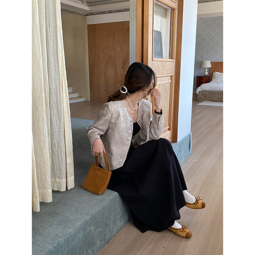 Women's elegant, structured short jacket with floral pattern Chic & Stil