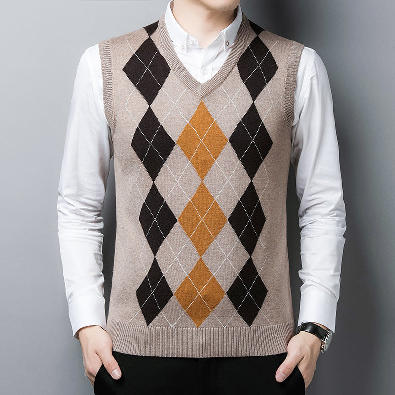 Men's classic knit V-neck sweater with diamond pattern Lune London