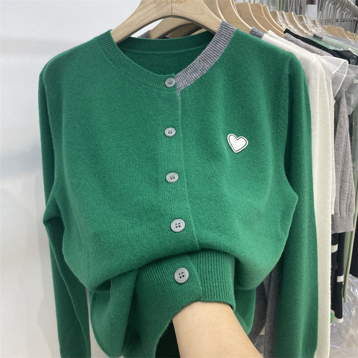 Cardigan féminin à la mode en tricot doux avec des boutons contrastés Chic & Stil