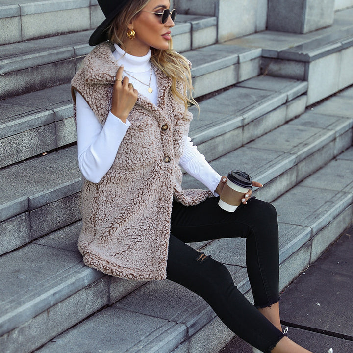 Women Cozy Cardigan with convenient pockets and button closure Lune London
