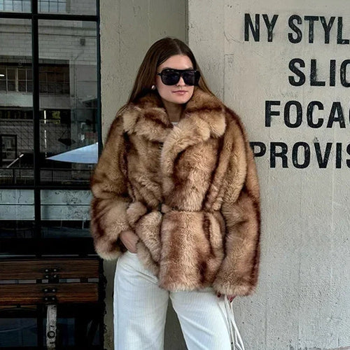 Femmes Veste en fausse fourrure luxueuse avec col large Chic & Stil