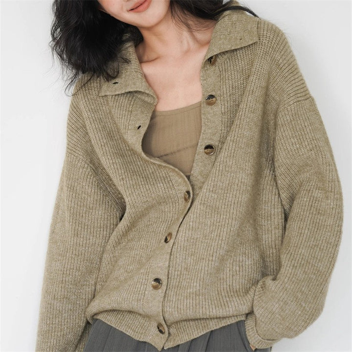 Cardigan féminin confortable avec manches larges et boutons décoratifs Chic & Stil
