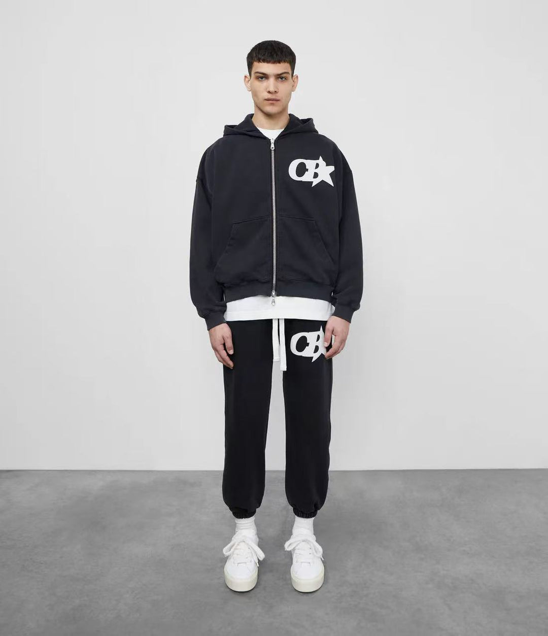 Men's hooded sweatshirt jacket with stylish logo and comfortable waistband Chic & Stil