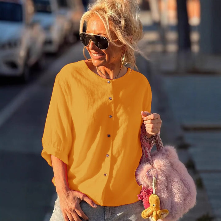 Blouse décontractée pour femmes avec manches courtes, détails de boutons et coupe ample Chic & Stil