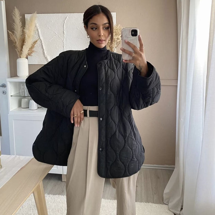 Quilted transitional jacket for women with practical pockets and round collar Lune London