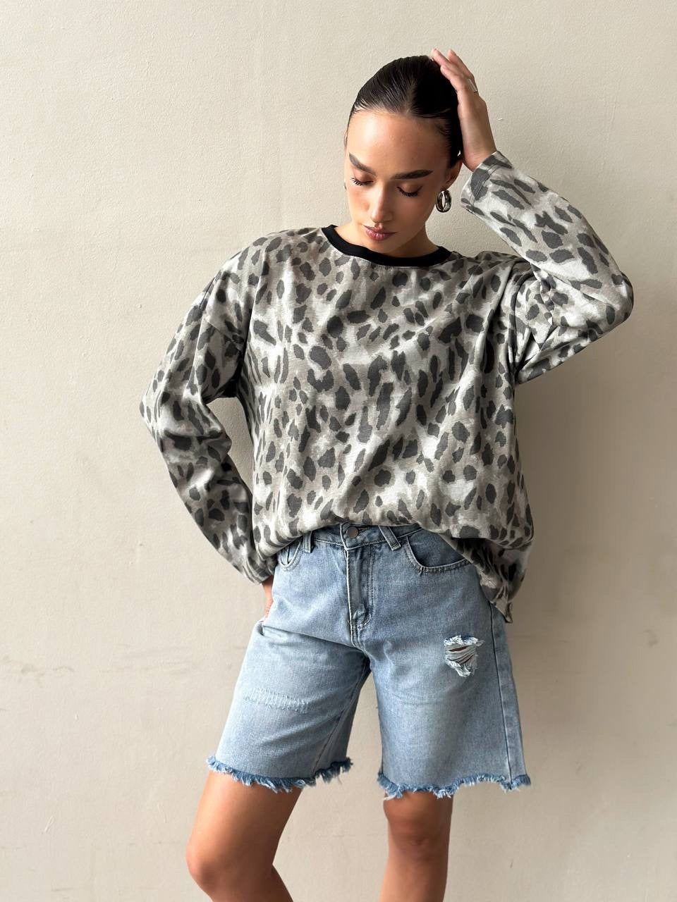 Casual women's sweatshirt with an exciting animal pattern Lune London
