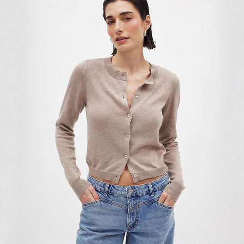 Ladies pretty knitted cardigan with buttonhole and fitted cut Amarae