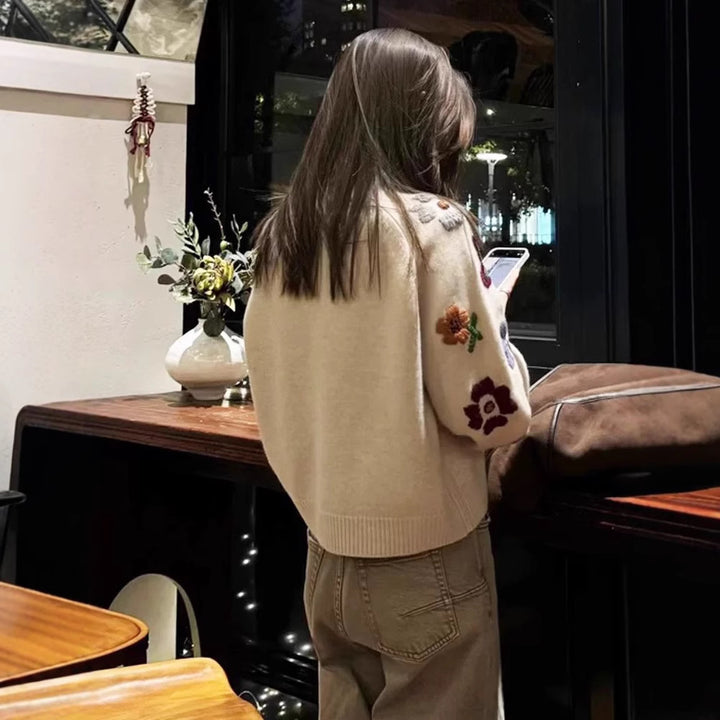 Pull en tricot élégant pour femmes avec design de broderie florale et coupe décontractée Chic & Stil