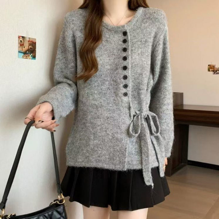 Cardigan élégant pour femmes avec des détails de bouton à la mode et une ceinture à nouer Chic & Stil