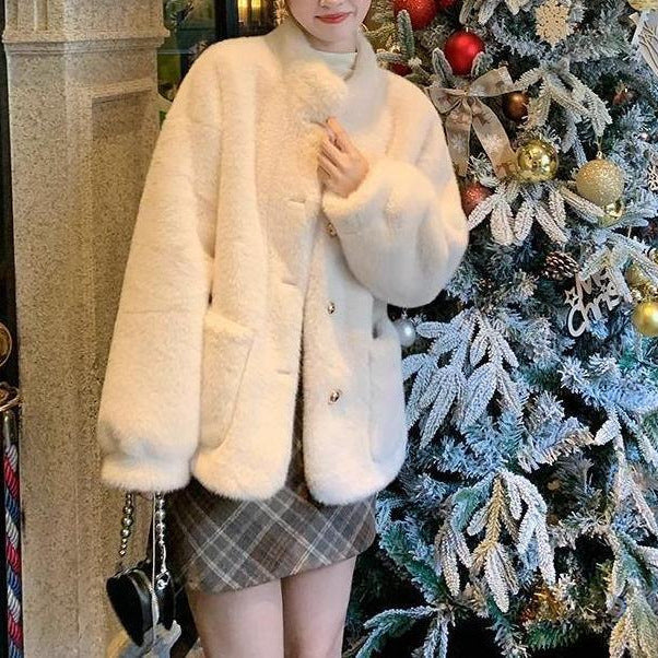 Veste en peluche pour femmes avec des boutons dorés Chic & Stil