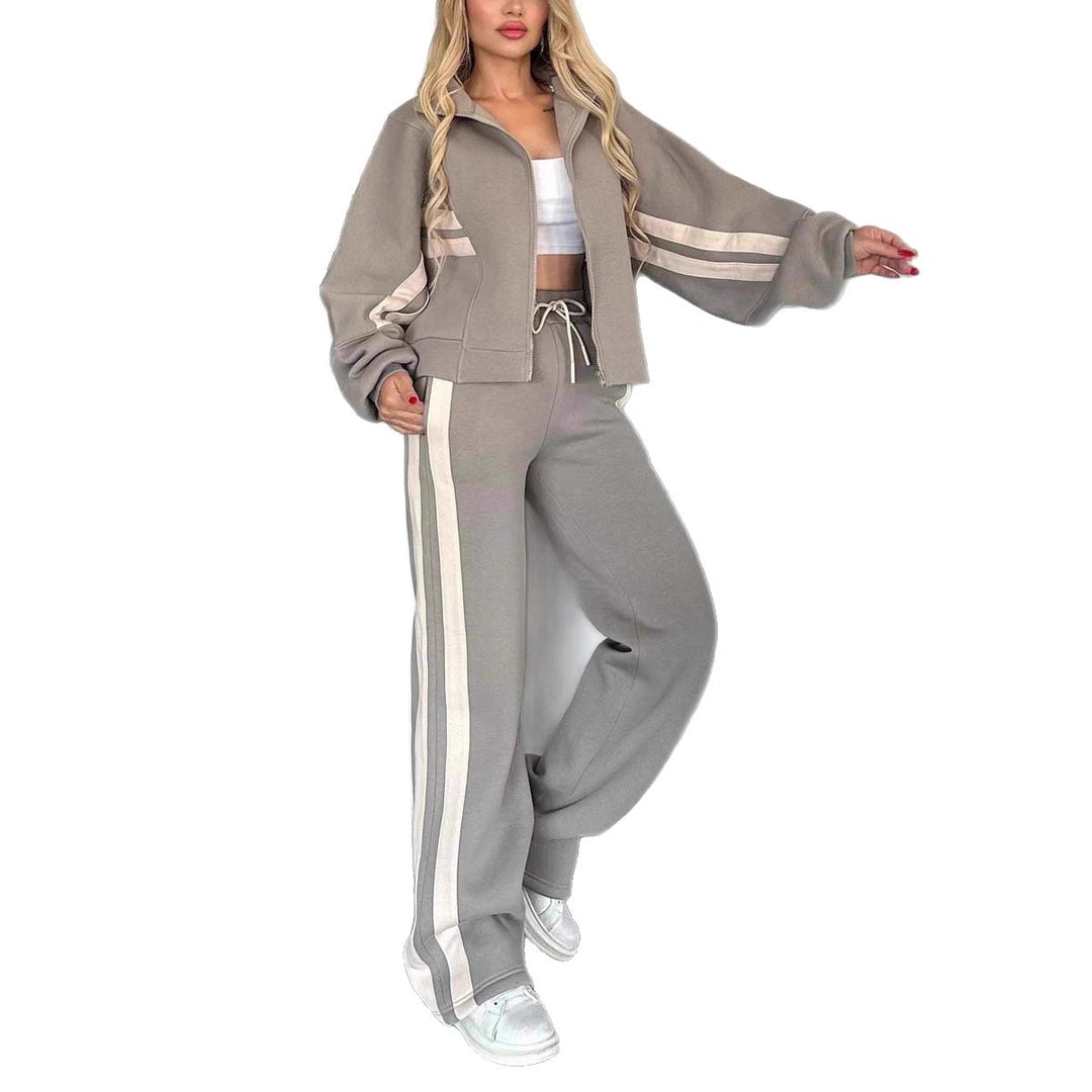 Women's sportswear with high collar and contrasting stripes Lune London