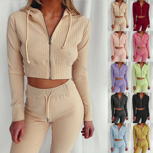 Ensemble de hoodie court sportif pour femmes avec un design en fines côtes et un grand confort de port Chic & Stil