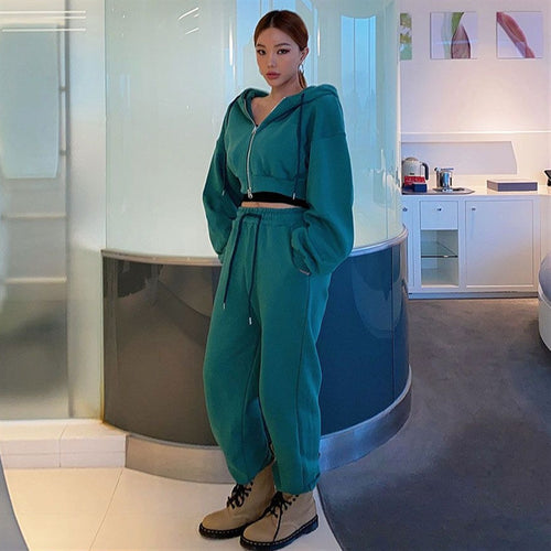 Women's sporty leisure set with cropped hoodie and joggers Chic & Stil