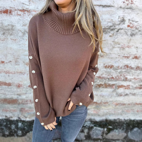 Pull femme avec col roulé et détails de boutons décoratifs Chic & Stil