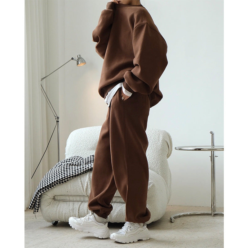 Ladies extra-wide sweatpants made of soft sweat fabric with a high waistband, side pockets, and elastic cuffs.