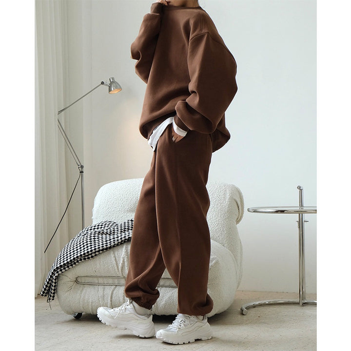 Ladies extra-wide sweatpants made of soft sweat fabric with a high waistband, side pockets, and elastic cuffs.