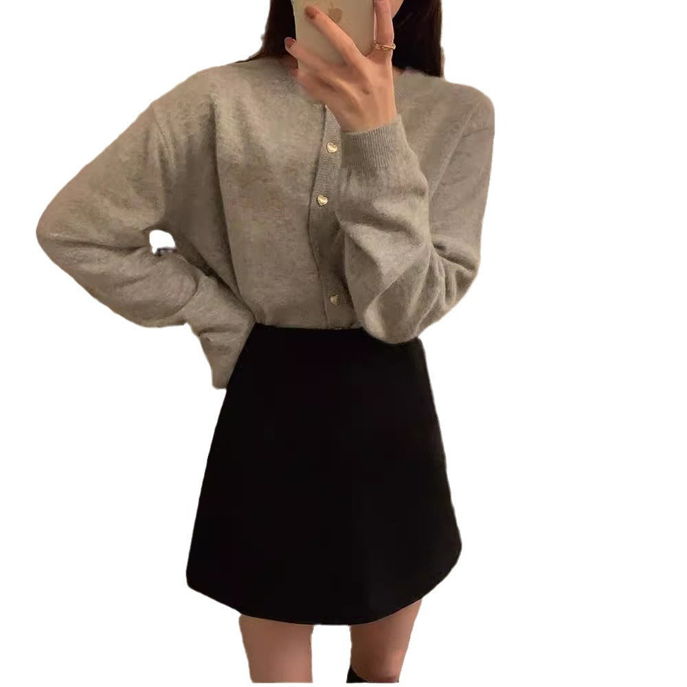 Cardigan féminin en tricot fin avec boutons décoratifs et coupe élégante Chic & Stil