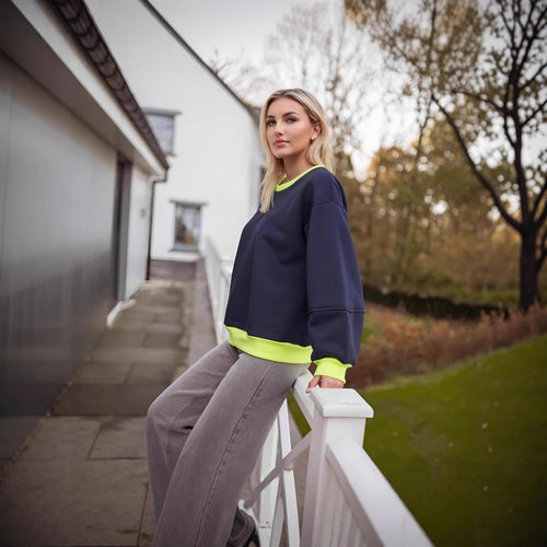 Sweatshirt décontracté pour femme avec des poignets contrastants et une coupe moderne Chic & Stil