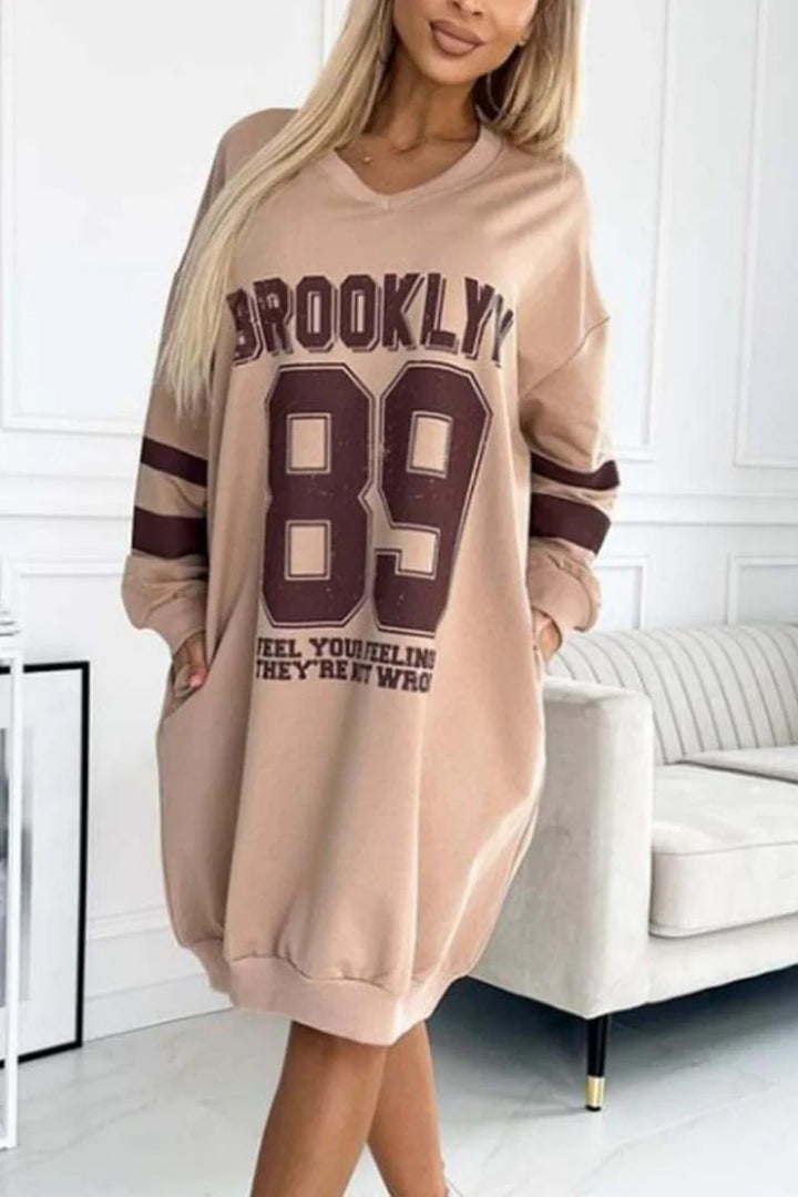 Robe oversize pour femme avec imprimé graphique sportif et décolleté en V profond Chic & Stil