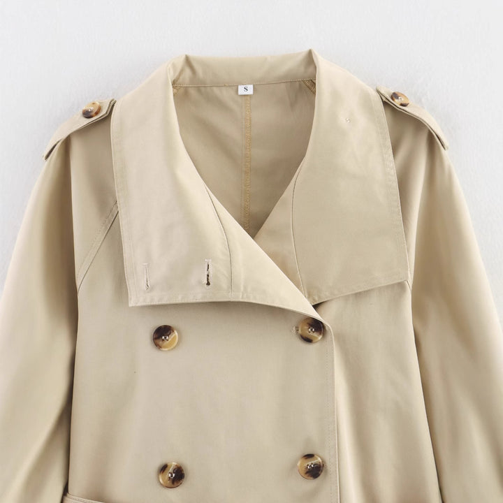 Trendy trench coat for women with unique button details and a modern belt Lune London