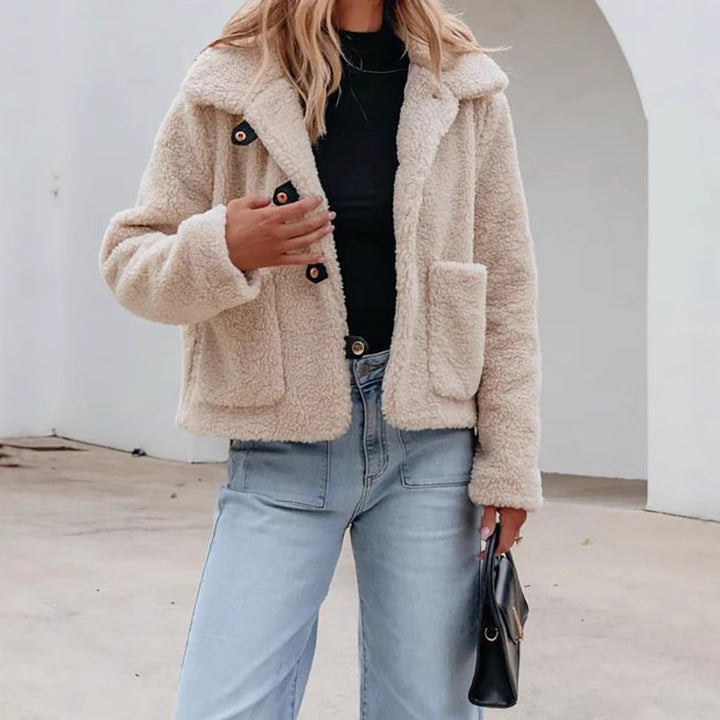 Veste en fourrure pour femme au design décontracté avec des détails de boutons et des poches pratiques Chic & Stil