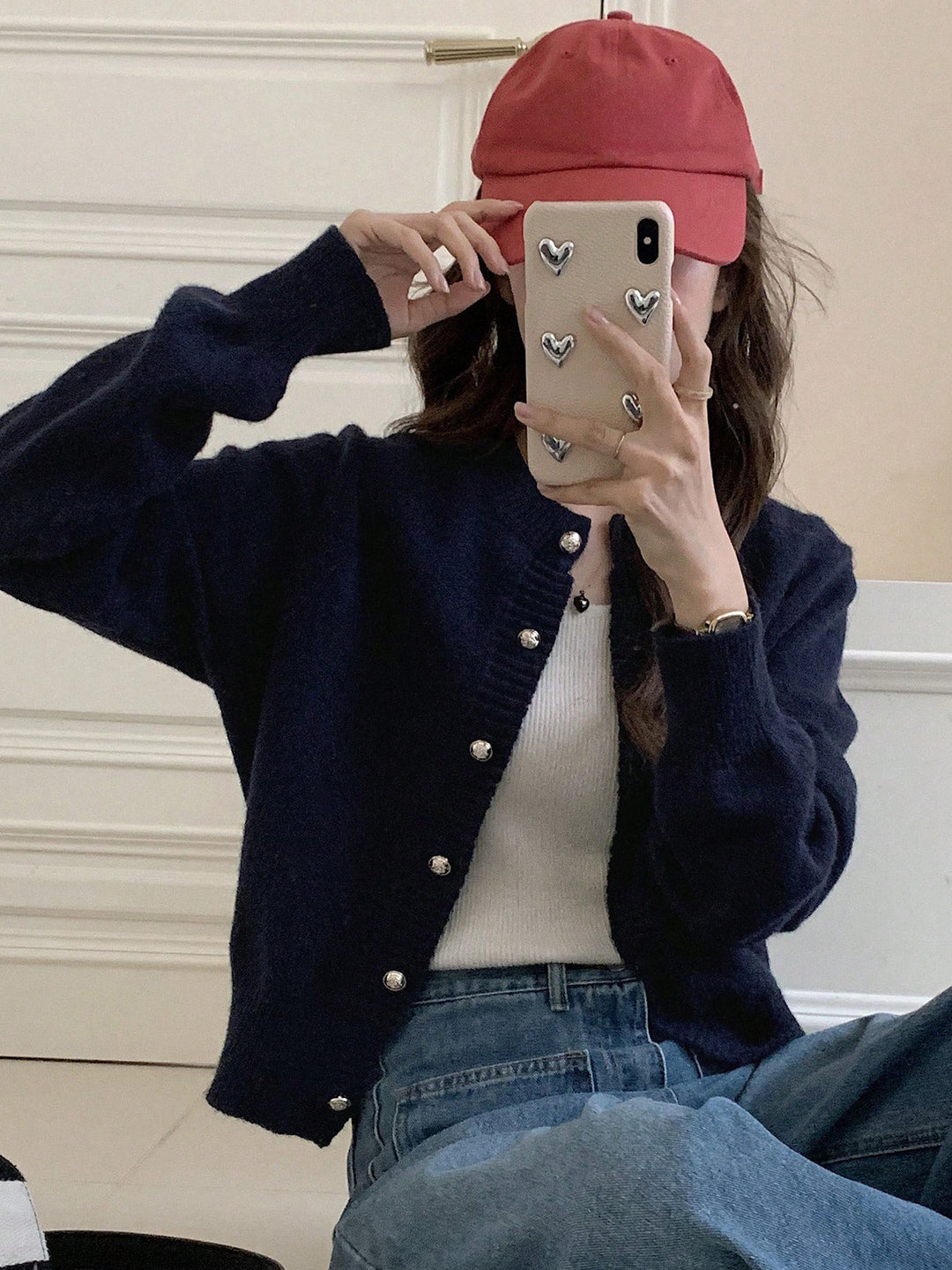 Cardigan confortable pour femmes avec des détails de boutons dorés et un élégant col en V Chic & Stil
