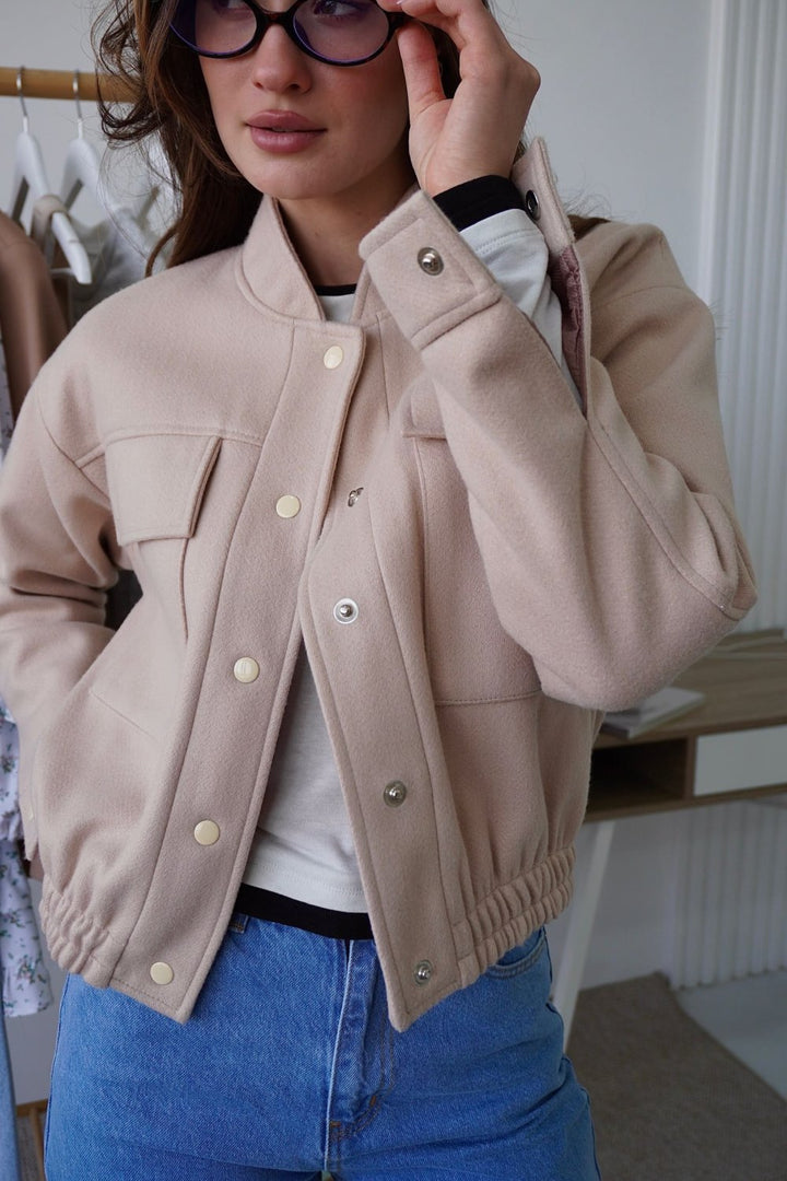 Trendy short jacket for ladies with practical pockets and cool collar Lune London