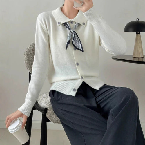 Ladies fine cardigan with classic collar and button closure Amarae