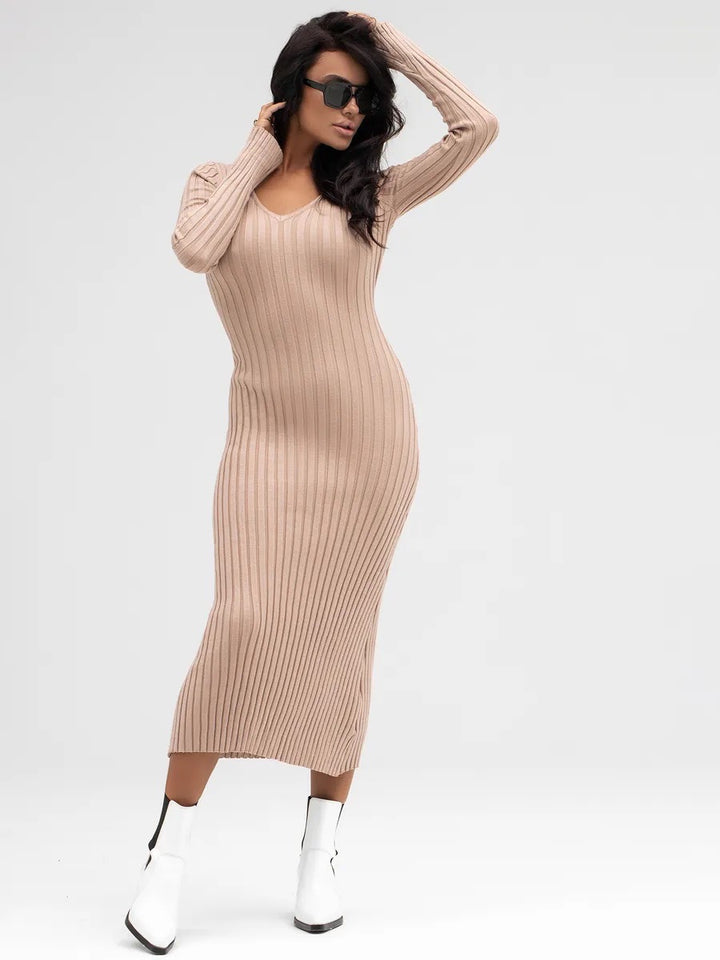 Robe tricotée pour femmes avec décolleté en V profond et silhouette élégante Chic & Stil