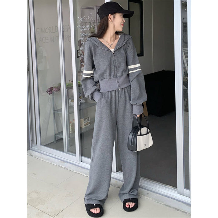 Women's sporty hoodie and jogging pants set with sporty zipper and wide cut Chic & Stil