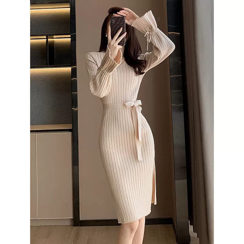 Robe tricotée pour femmes avec ceinture élégante et détails volants Chic & Stil