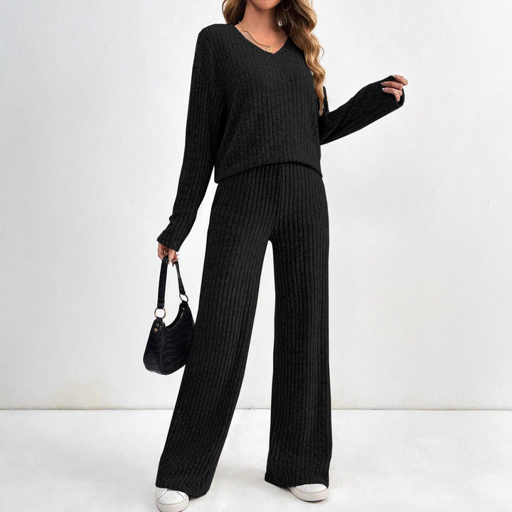 Ladies comfortable lounge set with V-neck and loose fit Lune London